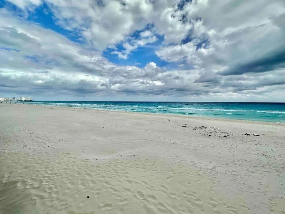 Deluxe Beachfront 4B Villa Cancun Apartment